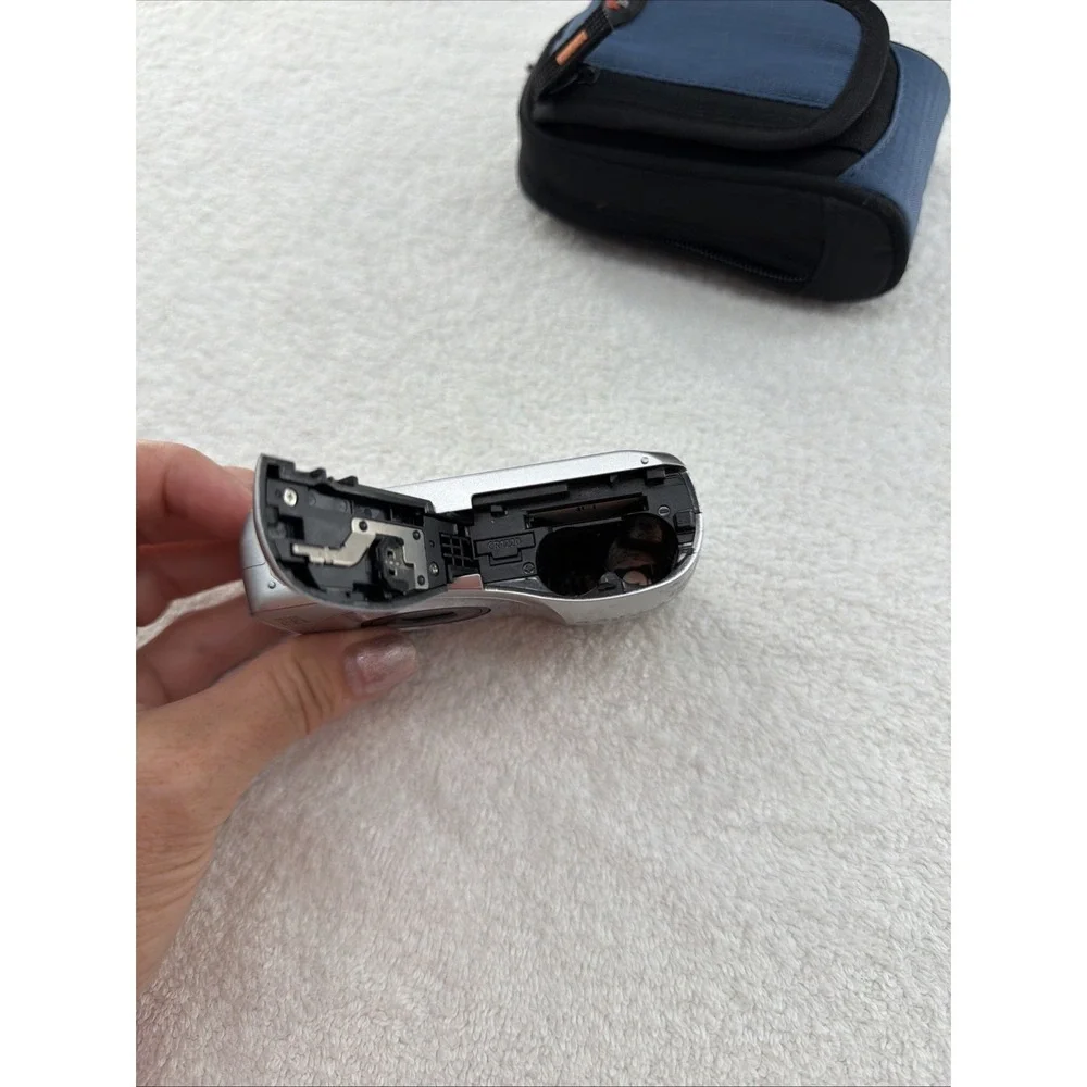 Canon PowerShot A1200 12.1MP Digital Camera - Silver - (For Parts/Repair) & Case
